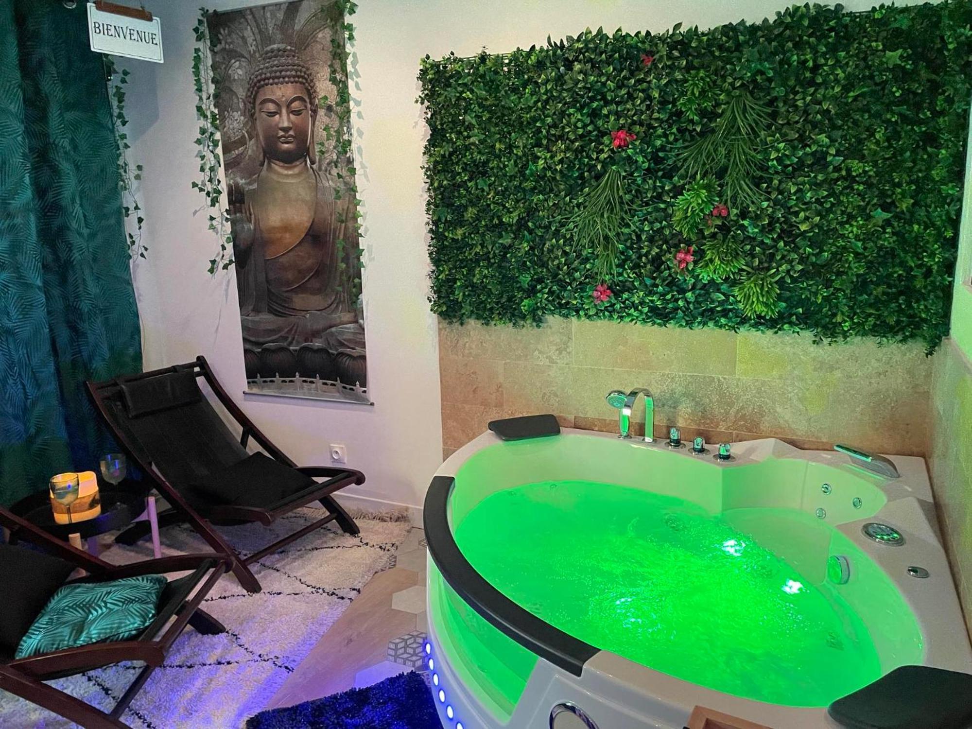 Maison Prestige Le Donjon Des Plaisirs Jacuzzi Montluel Exterior photo